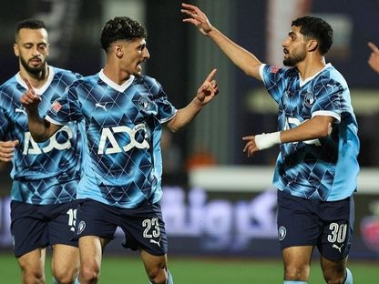 إبراهيم عادي لاعب بيراميدز يحتفل مع زملائه بعد تسجيله هدفاً في شباك الزمالك - 13 مايو 2025 - facebook/Pyramidsfc