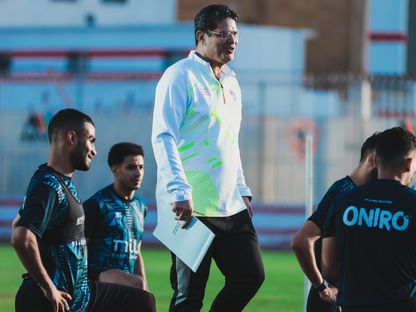 أيمن الرمادي مدرب الزمالك الجديد خلال الحصة التدريبية الأولى له مع الفريق - 7 مايو 2025 - x/ZSCOfficial