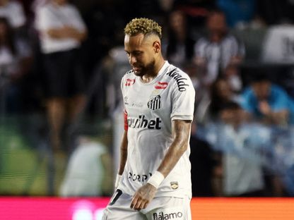 لاعب سانتوس نيمار بعد إهداره فرصة للتسجيل ضد فلومينينسي - 19 أبريل 2026 - Reuters