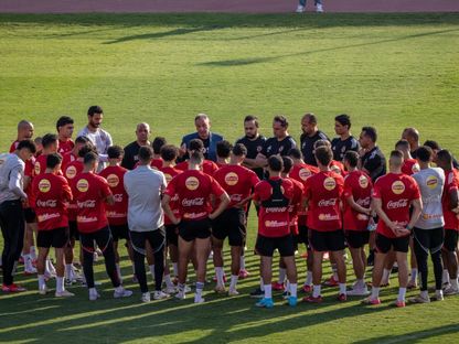 محمود الخطيب رئيس الأهلي خلال اجتماعه مع اللاعبين قبل التدريب - 11 سبتمبر 2025 - FB/@Al Ahly SC