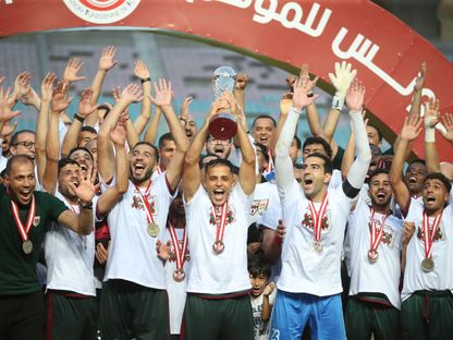 لاعبو الملعب التونسي يحتفلون بإحراز لقب كأس تونس بعد فوزهم على النادي البنزرتي في النهائي - 30 يونيو 2024 - AWP