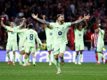 إنييغو مارتينيز مدافع برشلونة يحتفل بالفوز على أتلتيكو مدريد في نصف نهائي كأس ملك إسبانيا - 2 أبريل 2025 - Reuters