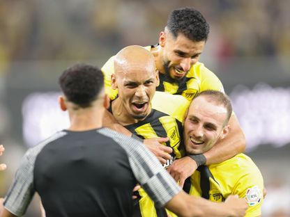 لاعبو الاتحاد يحتفلون بتسجيل هدف في مرمى الفتح بدوري روشن السعودي- 24 نوفمبر 2024 - X/@aawsat_spt