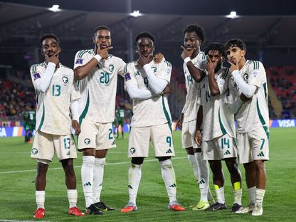 احتفال طلال حاجي مع زملائه في المنتخب السعودي بهدفه في مرمى نيجيريا في كأس العالم تحت 20 عاما - 2 أكتوبر 2025 - X/@SaudiNT