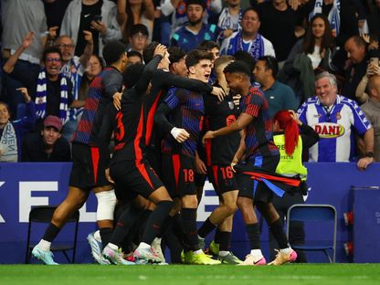احتفال لاعبي برشلونة بتسجيل هدف في مرمى ريال مايوركا بالدوري الإسباني - 15 مايو 2025 - Reuters