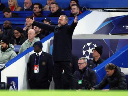 هانزي فليك مدرب برشلونة خلال مواجهة تشيلسي بدوري أبطال أوروبا - 25 نوفمبر 2025 - Reuters