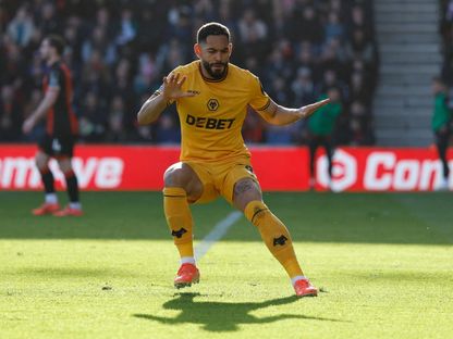 ماتيوس كونيا لاعب ولفرهامبتون يحتفل بهدفه في شباك بورنموث بالدوري الإنجليزي الممتاز - 22 فبراير 2025 - Reuters