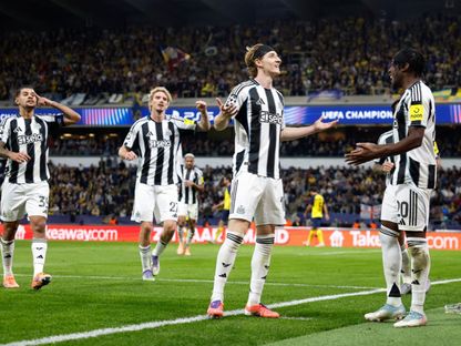 أنطوني غوردون (الثاني من اليمين) لاعب نيوكاسل يونايتد يحتفل بأحد هدفيه في مرمى يونيون سانت جالواز في دوري أبطال أوروبا - 1 أكتوبر 2025 - Action Images via Reuters