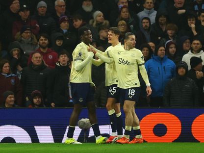 تيرنو باري لاعب إيفرتون (إلى اليسار) يحتفل بهدفه في مرمى أستون فيلا في الدوري الإنجليزي الممتاز - 18 يناير 2026 - Action Images via Reuters