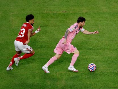 ليونيل ميسي قائد إنتر ميامي مع مروان عطية لاعب الأهلي - 14 يونيو 2025 - Reuters