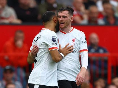 آندي روبرتسون (يمين) يحتفل مع محمد صلاح بهدف ليفربول ضد مانشستر يونايتد - 1 سبتمبر 2024 - Reuters