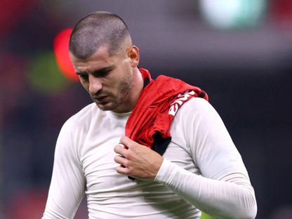 خيبة أمل ألفارو موراتا بعد خسارة ميلان في دوري أبطال أوروبا أمام باير ليفركوزن 1-10-2024 - Reuters