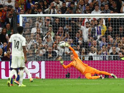 فويتشيك تشيزني حارس برشلونة يتصدى لركلة جزاء من كيليان مبابي مهاجم ريال مدريد - 26 أكتوبر 2025 - Reuters