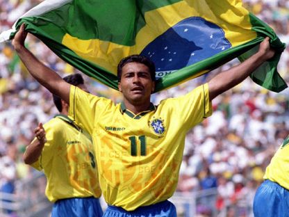 روماريو يرفع العلم البرازيلي بعد فوز البرازيل بكأس العالم للمرة الرابعة- 17 يوليو 1994 - Reuters
