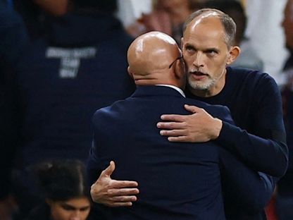 توماس توخيل يعانق لويس دي لا فوينتي بعد مباراة إنجلترا وإسبانيا في دوري الأمم الأوروبية - 27 سبتمبر 2026 - reuters