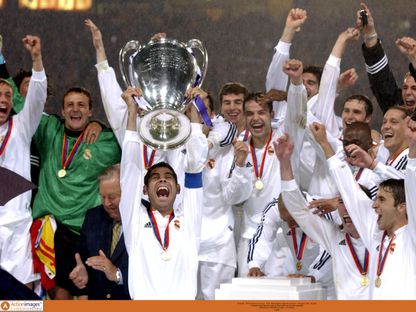 فرناندو هييرو يرفع كأس دوري أبطال أوروبا بعد فوز ريال مدريد على باير ليفركوزن في النهائي - 15 مايو 2002 - Action Images / John Sibley Digital