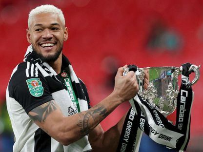 لاعب نيوكاسل جويلينتون أثناء احتفاله بكأس الرابطة الإنجليزية المحترفة - Reuters