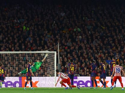 خوليان ألفاريز لاعب أتلتيكو مدريد يسجل في مرمى برشلونة بذهاب ربع نهائي دوري أبطال أوروبا - 8 أبريل 2026 - Reuters