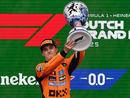 أوسكار بياستري سائق مكلارين يحتفل بفوزه في سباق هولندا لفورمولا 1 - 31 أغسطس 2025 - Reuters