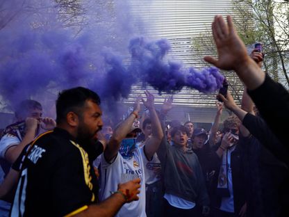 استقبال جماهير ريال مدريد لحافلة الفريق لدى وصولها إلى ملعب سانتياغو برنابيو - 09 أبريل 2024 - Reuters