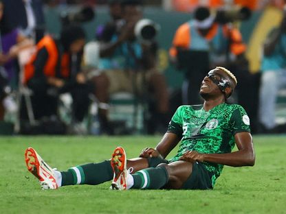 فيكتور أوسيمين مهاجم نيجيريا يتألم بعد إصابته خلال مواجهة كوت ديفوار في نهائي كأس أمم إفريقيا - 11 فبراير 2024 - REUTERS