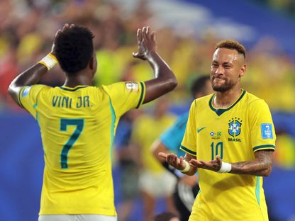 نيمار يحتفل مع فينيسيوس جونيور بعد فوز البرازيل على اسكتلندا في كأس العالم - 24 يونيو 2026 - IMAGN IMAGES via Reuters