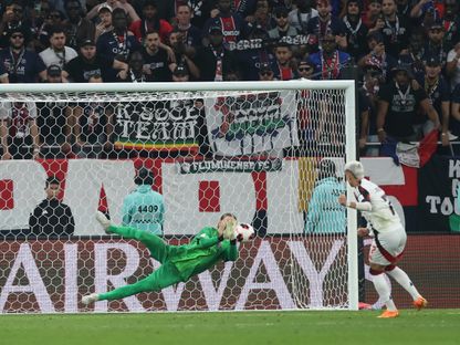 حارس مرمى باريس سان جيرمان ماتفي سافونوف يتصدى لركلة ترجيح سدّدها لويز أراوجو في نهائي كأس إنتركونتيننتال ضد فلامنغو - 17 ديسمبر 2025 - REUTERS