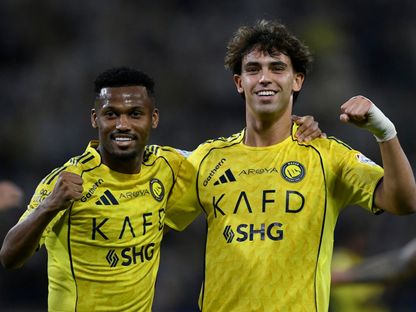 احتفال جواو فيليكس مهاجم النصر مع زميله أيمن يحيى بتسجيل هدف رائع في مرمى الحزم بالدوري السعودي - 25 أكتوبر 2025 - Reuters