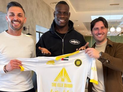 ماريو بالوتيلي يحمل قميص الاتفاق الإماراتي - 10 يناير 2026 - متداول