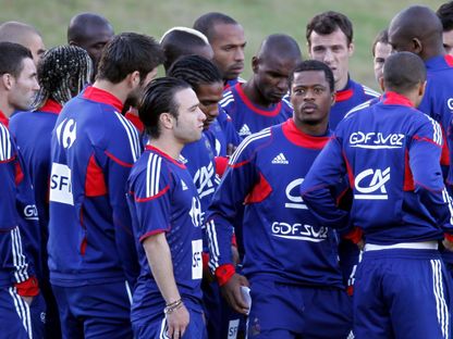 قائد المنتخب الفرنسي باتريس إيفرا يستعد لمغادرة الملعب بعد محادثات مع زملائه في تدريبات بكأس العالم بجنوب إفريقيا - 20 يونيو 2010 - Reuters