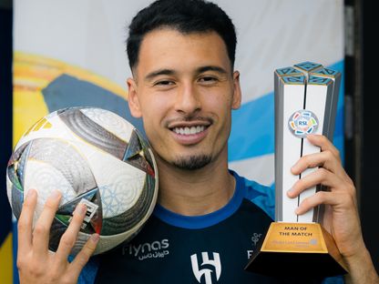 غابرييل مارتينيلي لاعب الهلال يستلم جائزة أفضل لاعب في مباراة التعاون - 12 سبتمبر 2026 - X/@Alhilal_FC