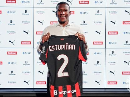 بيرفيس إستوبينيان يحمل قميص ميلان بعد التوقيع على العقد - 24 يوليو 2025 - acmilan.com