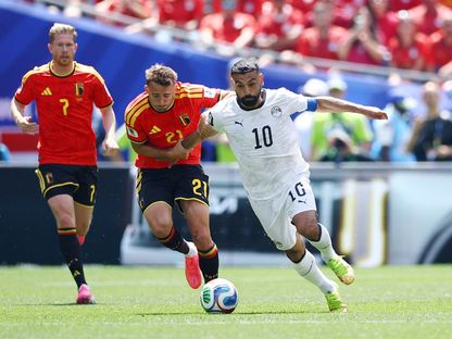 محمد صلاح يمر أمام كاستاني ودي بروين في لقاء مصر وبلجيكا بكأس العالم - 15 يونيو 2026 - Reuters