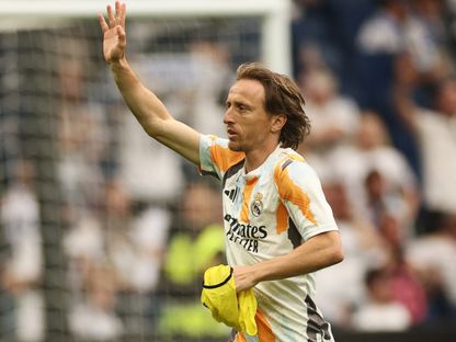 لوكا مودريتش خلال الإحماء قبل مباراة بين ريال مدريد وريال سوسيداد في "سانتياغو برنابيو" - 24 مايو 2025 - Reuters