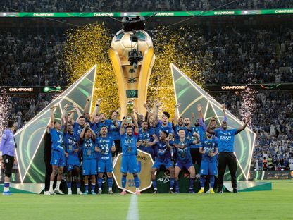 لاعبو الهلال مع كأس خادم الحرمين الشريفين بعد فوزهم على الخلود في النهائي - 8 مايو 2026 - X/@Alhilal_FC