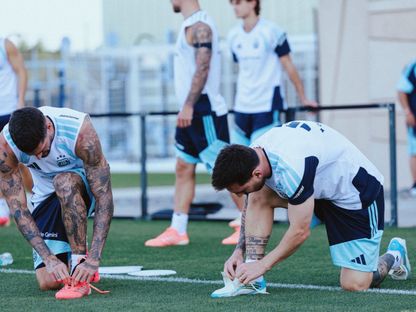 ليونيل ميسي ورودريغو دي بول في تدريبات الأرجنتين قبل لقاء الجزائر بكأس العالم - 11 يونيو 2026 - x@argentina