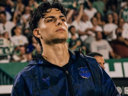 لاعب برشلونة تشافي إسبارت - 𝑿𝑨𝑽𝑰 𝑬𝑺𝑷𝑨𝑹𝑻/instagram