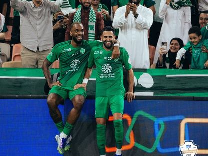 رياض محرز وإيفان توني لاعبا الأهلي يحتفلان بتسجيل هدف في شباك الخليج ضمن دوري روشن السعودي - 21 يناير 2026 - X/@ALAHLI_FC