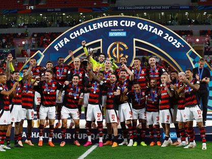 لاعبو فلامنغو يرفعون كأس التحدي بعد فوزهم على بيراميدز وتأهلهم إلى نهائي كأس إنتركونتيننتال - 13 ديسمبر 2025 - REUTERS