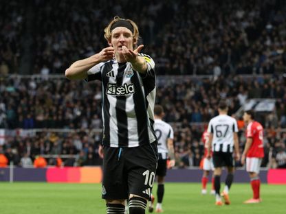 احتفال أنتوني جوردون مهاجم نيوكاسل بتسجيل هدف في مرمى بنفيكا بدوري أبطال أوروبا - 21 أكتوبر 2025 - Reuters