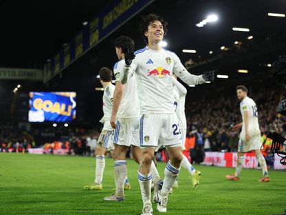 آو تاناكا لاعب ليدز يحتفل بهدفه في مرمى ليفربول في الدوري الإنجليزي الممتاز - 6 ديسمبر 2025 - Action Images via Reuters