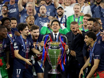رئيس باريس سان جيرمان ناصر الخليفي يرفع كأس دوري أبطال أوروبا بعد الفوز على أرسنال في النهائي - 30 مايو 2026 - REUTERS