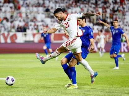 لوان بيريرا لاعب الإمارات يسدد نحو مرمى أوزبكستان بتصفيات كأس العالم 2026- 5 مايو 2025 - Reuters
