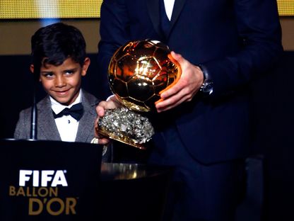 كريستيانو رونالدو وابنه في حفل الكرة الذهبية 2014 للأفضل بالعالم - 12 يناير 2015 - Reuters