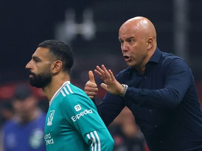 مدرب ليفربول آرني سلوت لدى إشراكه محمد صلاح بديلاً خلال مواجهة غلطة سراي في دوري أبطال أوروبا - 30 سبتمبر 2025 - REUTERS