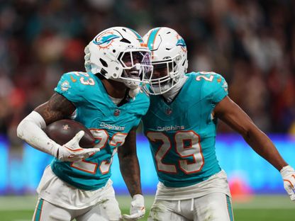 لاعبا ميامي دولفينز جاك جونز ومينكا فيتزباتريك يحتفلان بالفوز على واشنطن كوماندرز في دوري كرة القدم الأميركية - 16 نوفمبر 2025 - Reuters