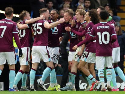 لاعبو بيرنلي يحتفلون بهدف التعادل مع تشيلسي في الدوري الإنجليزي الممتاز - 21 فبراير 2026 - Action Images via Reuters