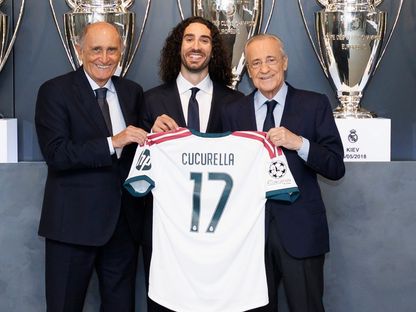 مارك كوكوريا خلال تقديمه لاعبا لريال مدريد رفقة الرئيس فلورينتينو بيريز والرئيس الفخي بيري - 24 أغسطس 2026 - X/@Realmadrid