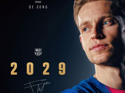 صورة مركبة للهولندي فرينكي دي يونغ بعد تمديد عقده مع برشلونة حتى 2029 - x./FCBarcelona/
