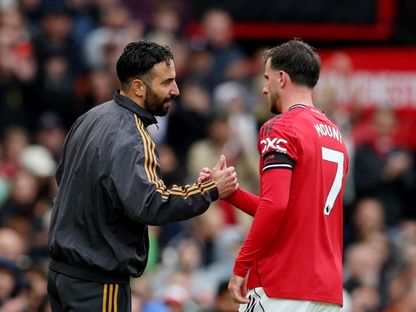 روبن أموريم مدرب مانشستر يونايتد يصافح ميسون ماونت خلال مواجهة سندرلاند بالدوري الإنجليزي - 4 أكتوبر 2025 - Reuters